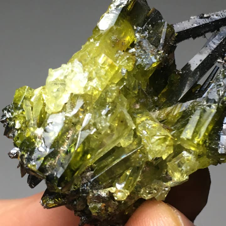 Wildheart Crystals - Wholesale Spiritual Stone/Crystal - BIG 64g Blacklight fluorescent Zincite Cluster2