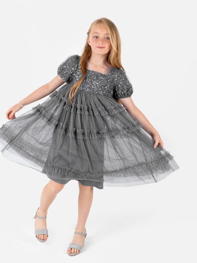 Robe midi à encolure carrée ornée Mini Maya en charbon pour la vente par Plaza Collection Ltd