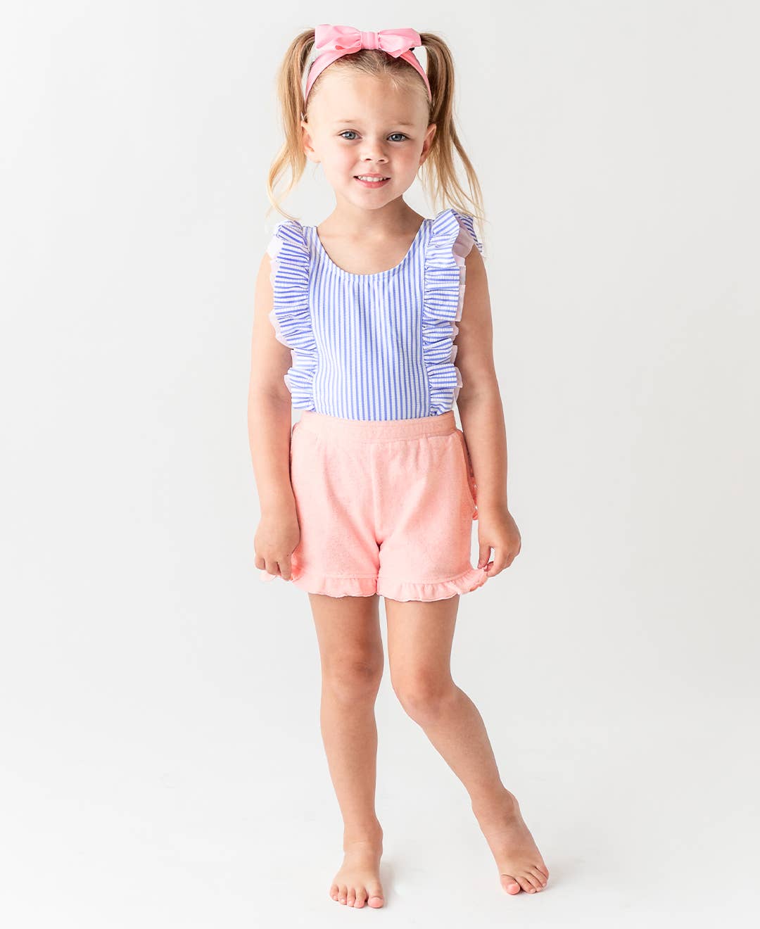 RuffleButts + RuggedButts – Engroshandel Badedragt - Børn – Pigernes periwinkleblå seersucker vandfaldsbadedragt i ét stykke4