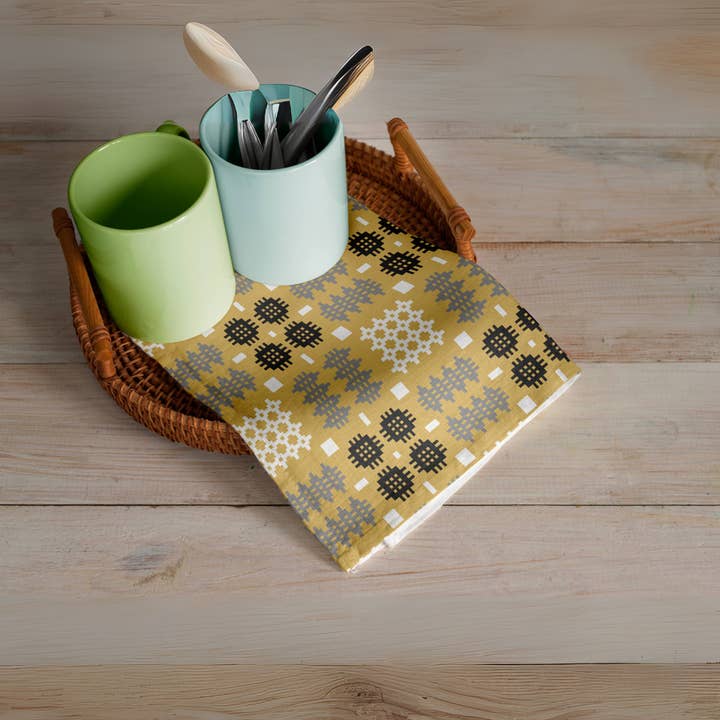 Torchon en coton au design de tapisserie galloise moutarde pour la vente par Moose & Co