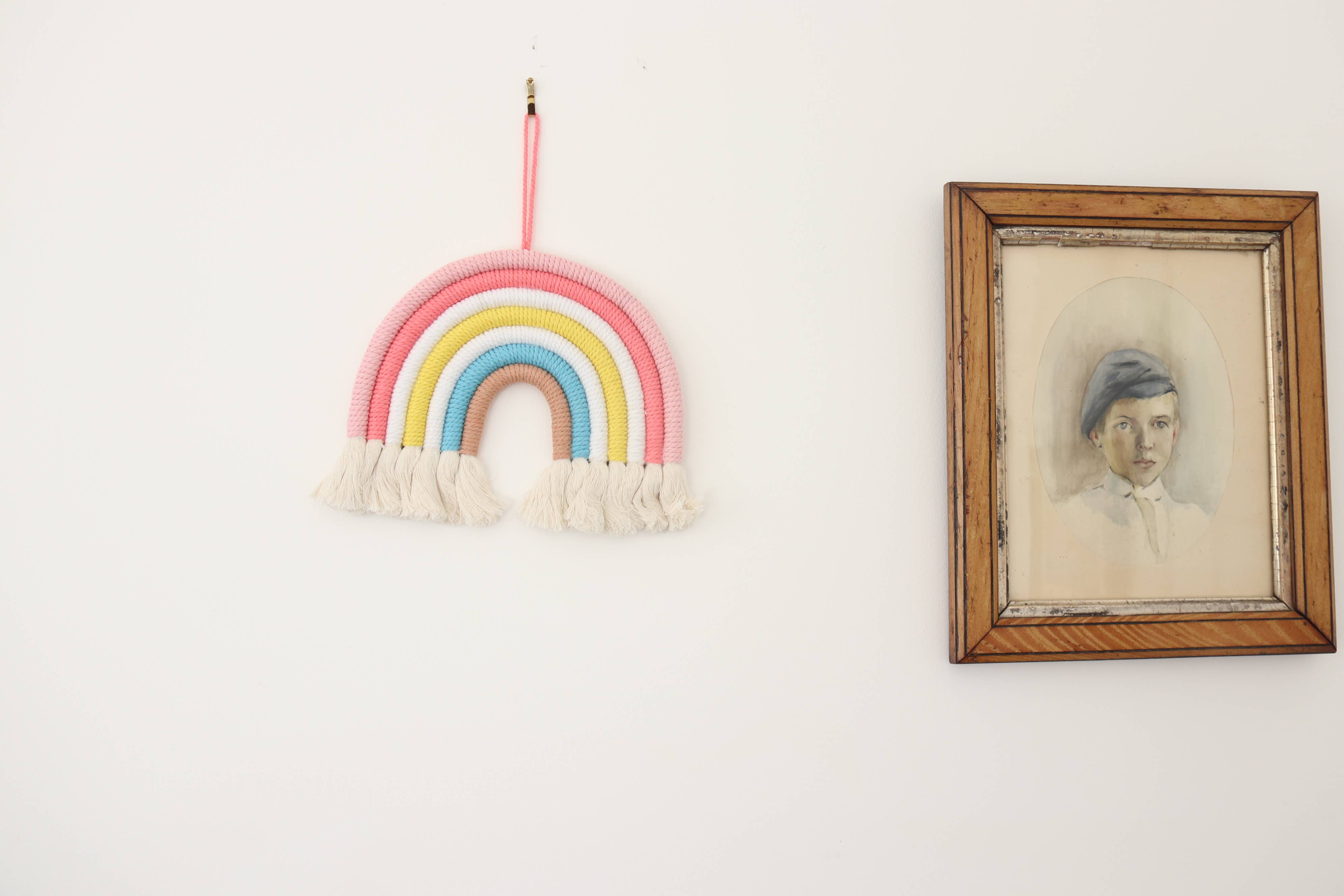 Rosa Decorazione da parete arcobaleno in macramé fatta a mano per cameretta bambini in vendita all'ingrosso su Faire4