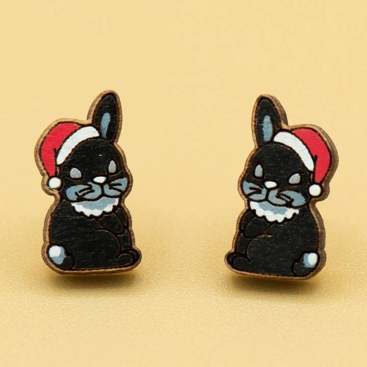 Boucles d'oreilles en bois avec lapin noir de Noël et chapeau de Père Noël rouge - PEL10234 pour la vente par Robin Valley