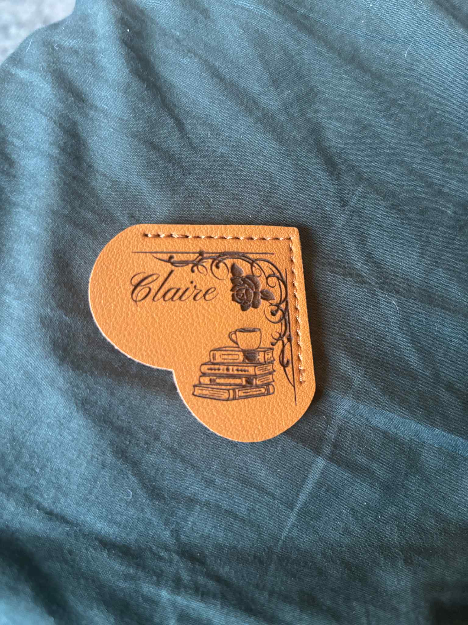 Cryptid Creations – wholesale Bokmärke – Bokmärke i konstläder format som ett hjärta med gravyr7