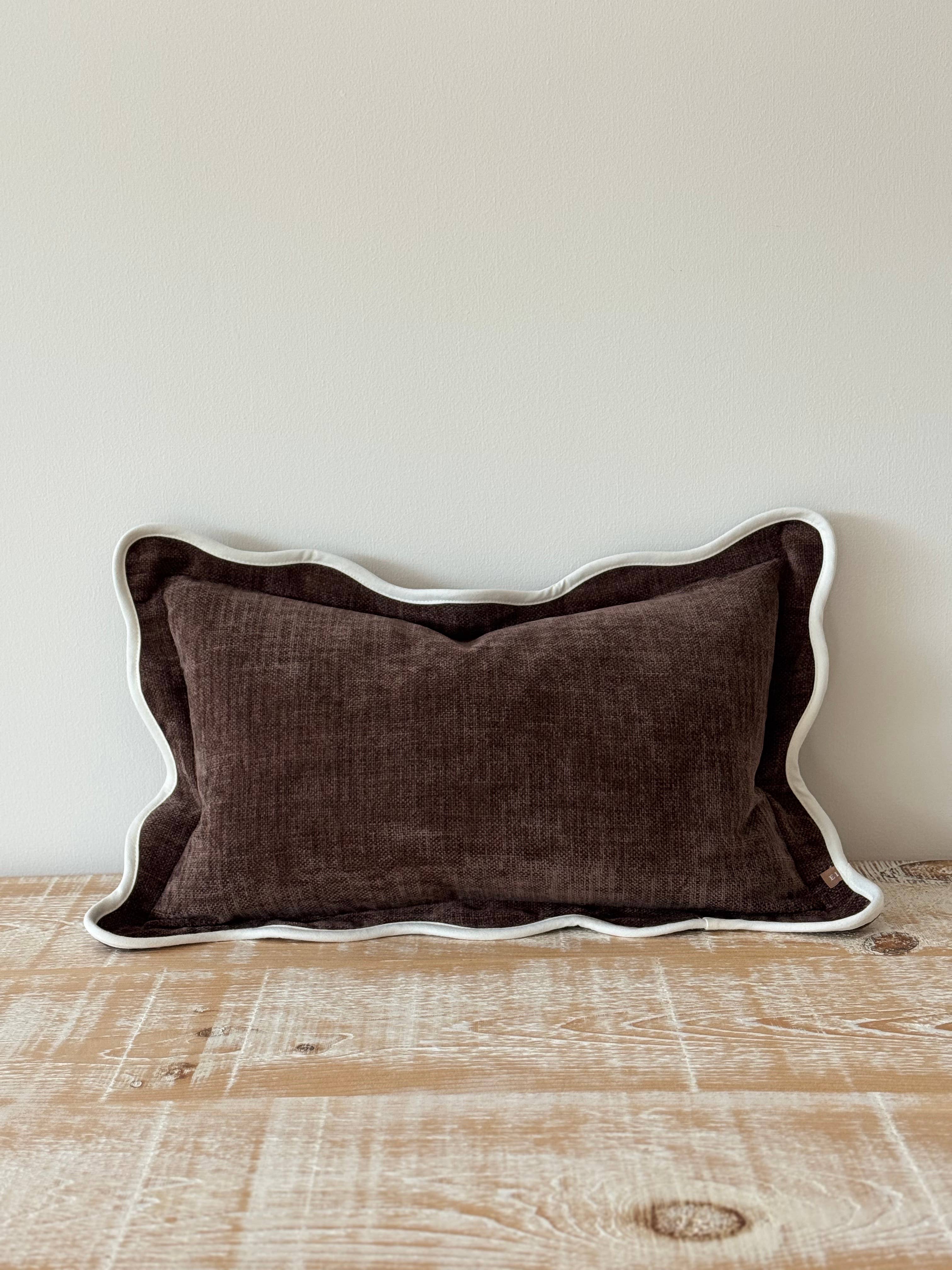 Ellenvale Trade - Vendita all'ingrosso Fodera cuscino decorativo - Copricuscino Chloe Marrone Scuro con Bordo Scallopato 50x301