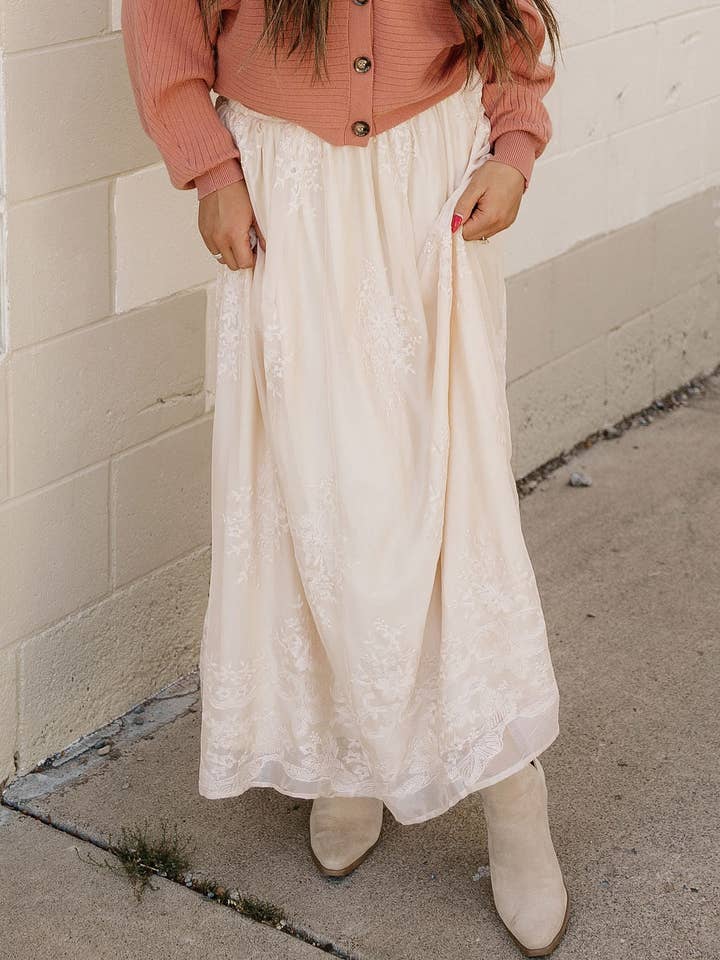 Koa Kant Rok | Mesh Geborduurde Rok | Zwierige Maxi Rok voor wholesale door Indie & Co. | Women's Apparel