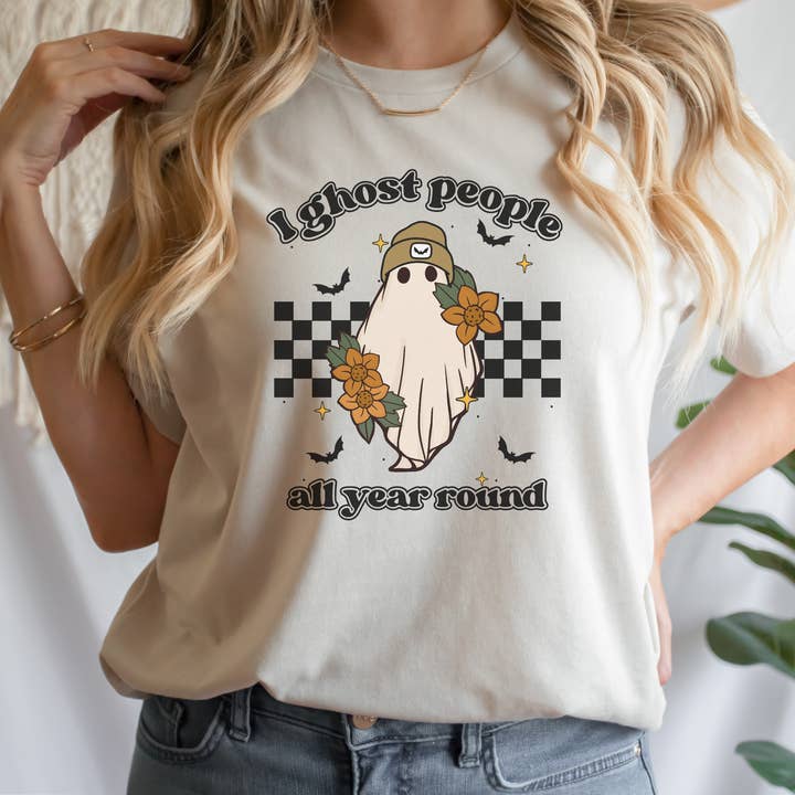 Halloween Grafisk Tee- Jeg spøger mennesker hele året rundt for engroshandel hos Checkered Apron Studio