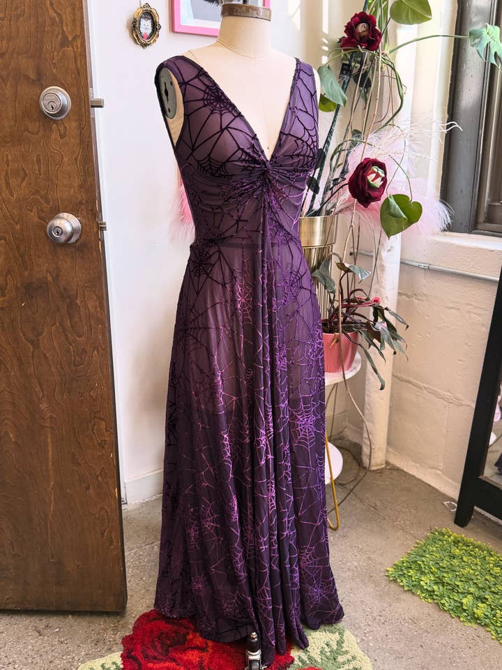 *Vorbestellung* Siren-Kleid in violettem Spinnennetz-Burnout-Mesh für den Großhandel von Wax Poetic Clothing
