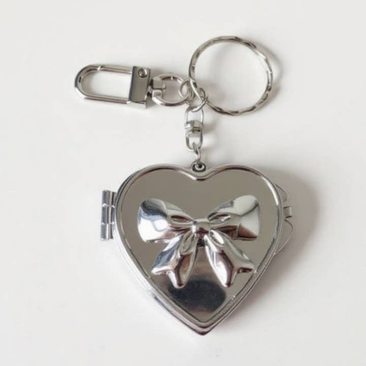 Porte-clés en forme de cœur en argent avec détail nœud 3D et fermoir Ri pour la vente par AK Brand