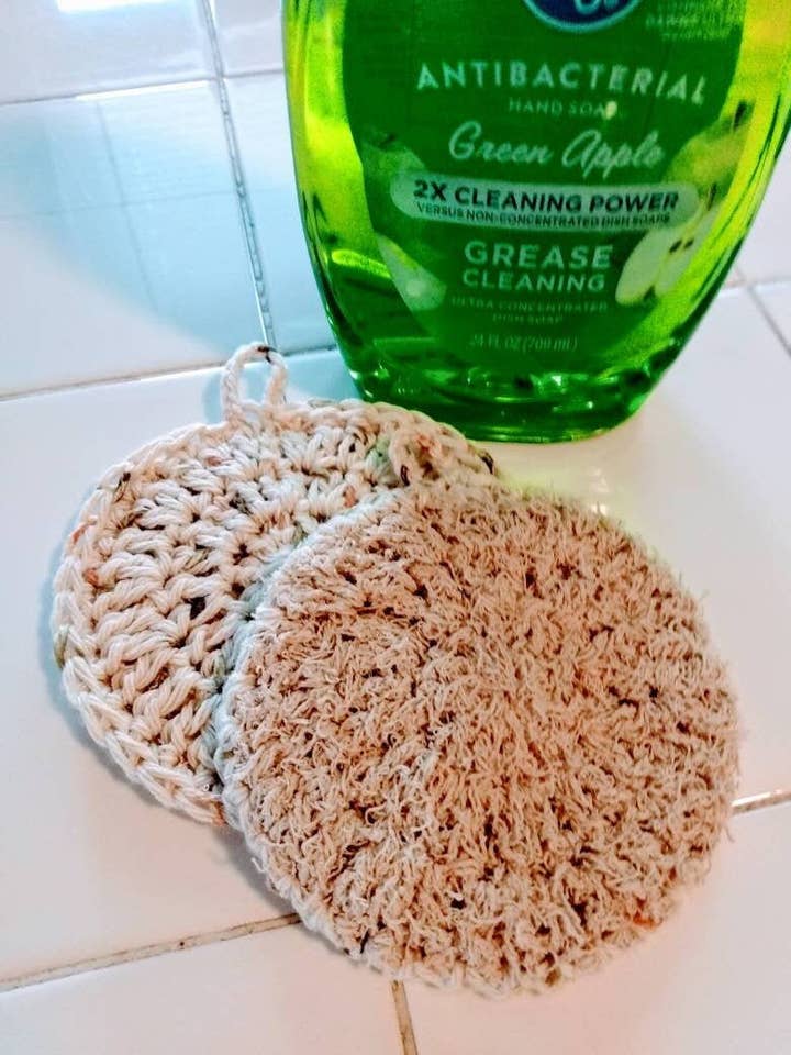 Gommage à vaisselle en crochet fait main, pendaison de crémaillère pour la vente par Cold Stream Crafts