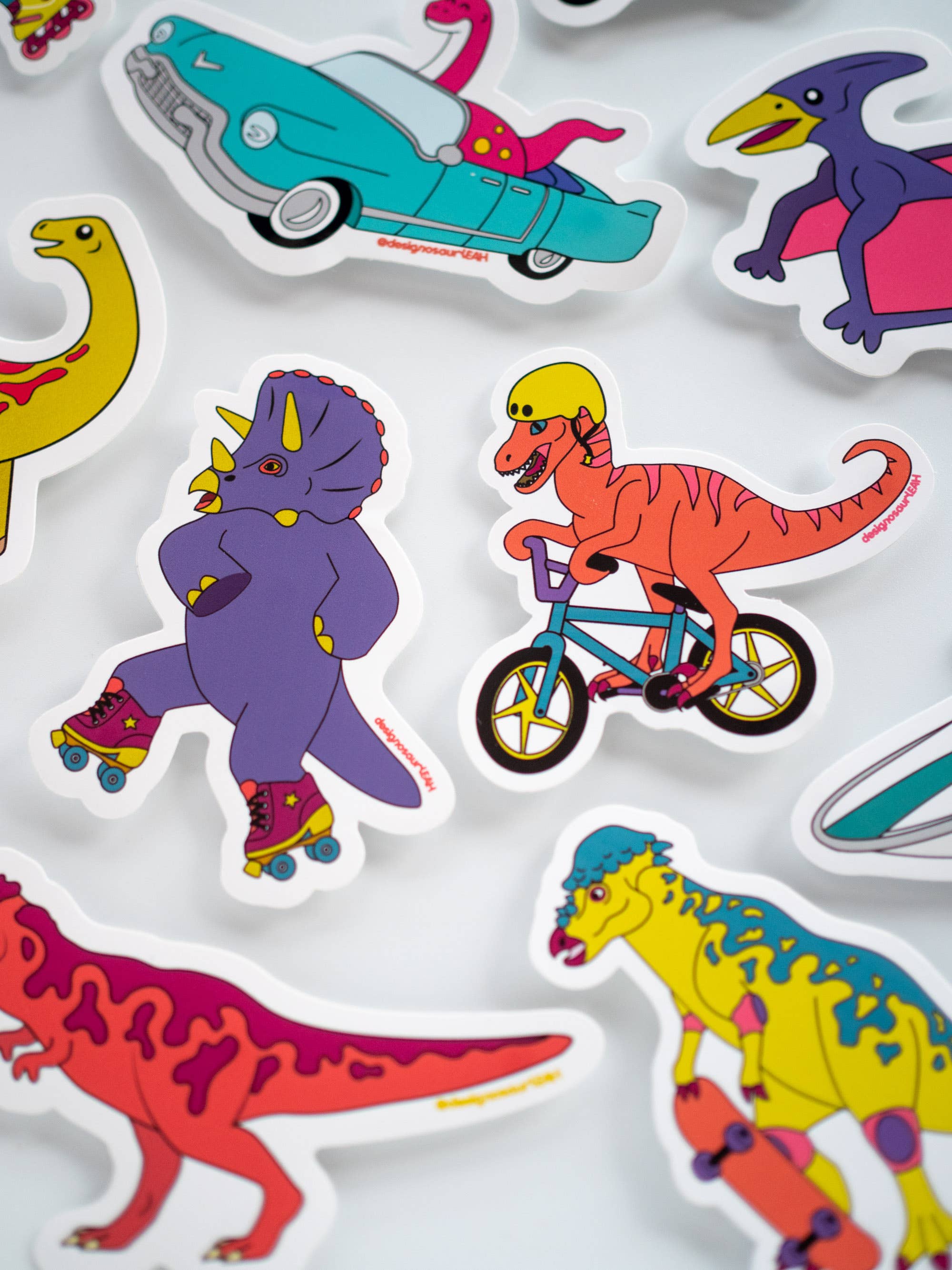 designosaur - Vente Autocollant - Autocollant en vinyle Diplodocus driving a Cadillac (4 pouces)1