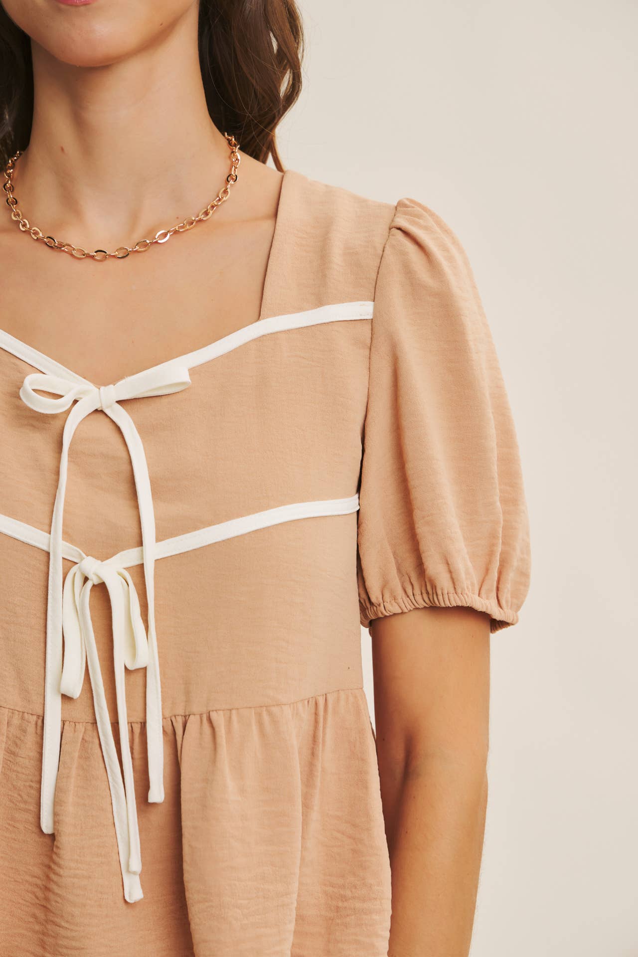 in february - Vente Chemisier – femme - BLOUSE BABYDOLL CHARMANTE AVEC NŒUDS CONTRASTÉS4