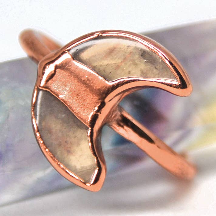 Anello piccolo quarzo rosa luna | Anello in quarzo rosa mezzaluna per la vendita all'ingrosso da parte di Daddy Daughter Jewelry