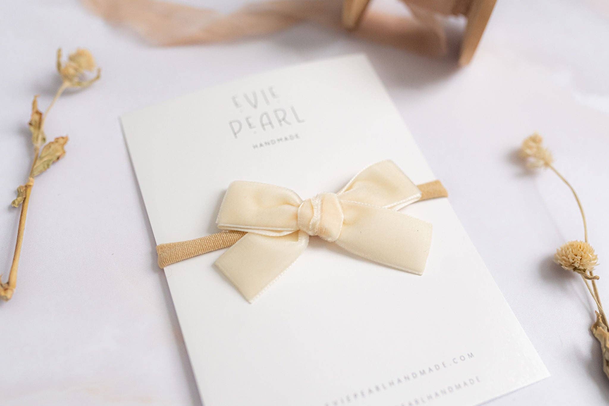 Evie Pearl Handmade LLC - Vendita all'ingrosso Fiocco per capelli - Bambini - Classic Mini crema vellutata1