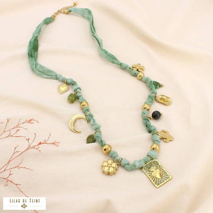 Stalen ketting met stoffen hanger van hars, email en strass 0125543 voor wholesale door Lilas de Seine