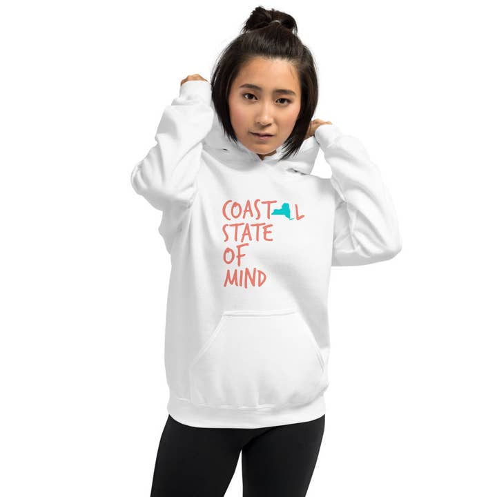 Sweat à capuche unisexe Coastal State of Mind™ New York Beach & Bonfire pour la vente par Coastal & Midwest State of Mind