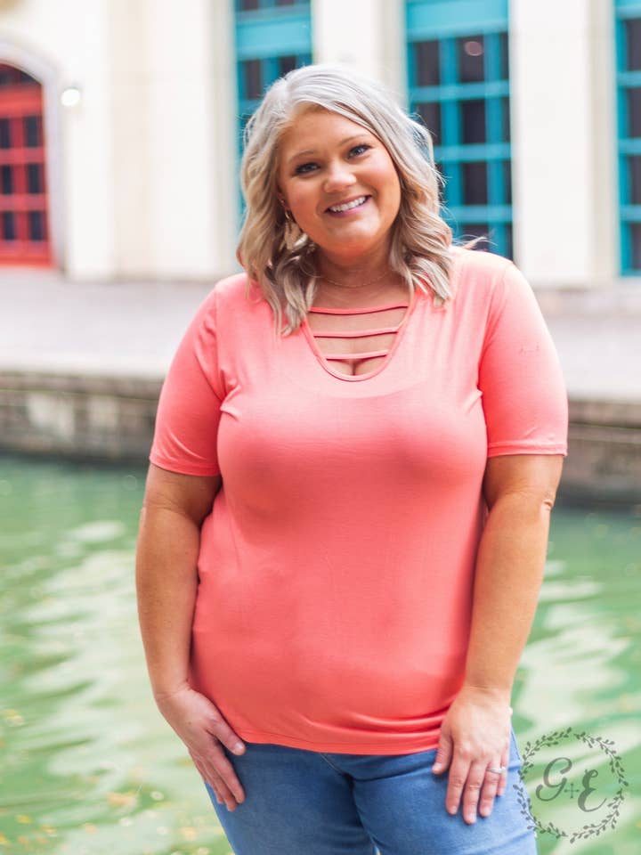 T-shirt à col rond Out and About Caged, pêche pour la vente par GRACE+EMMA by Southern Grace