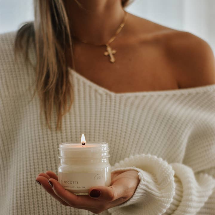 Little White Shed - Wholesale Jar/filled candle - 4oz Mason Jar Biscotti (Notes: Almond, Butter, Vanilla)0