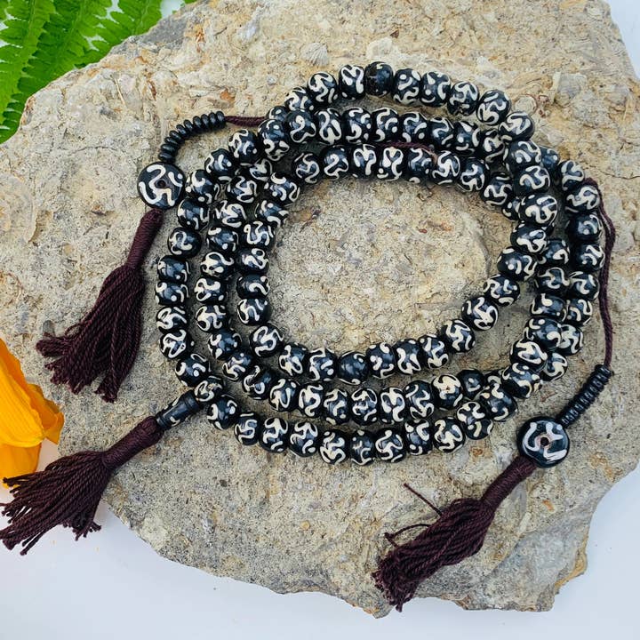 Om Aum Mala Completa di 108 Perle Con Contatore Meditazione e Yoga per la vendita all'ingrosso da parte di Lungta Imports