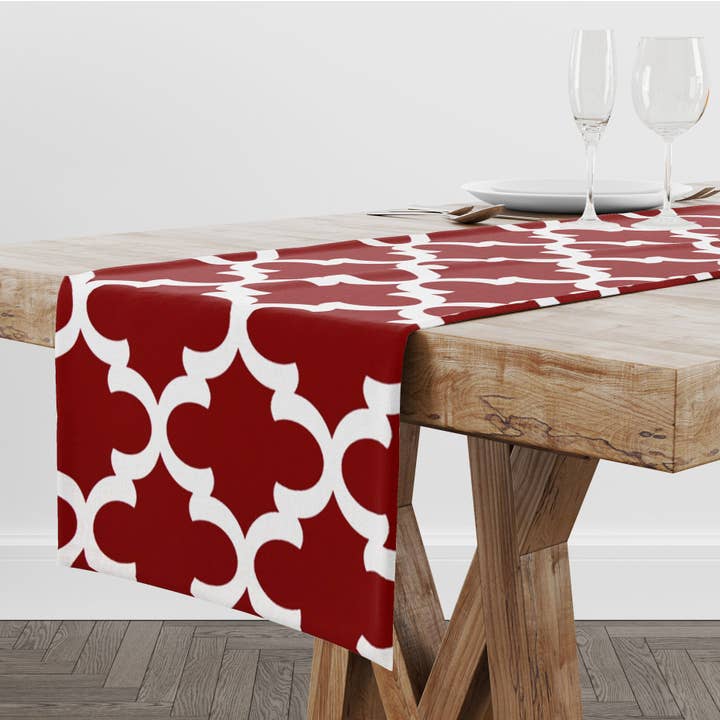 Runner natalizio con quadrifoglio rosso per la vendita all'ingrosso da parte di Blue Haven Decor