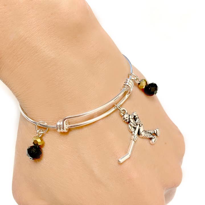 Bracelet en verre réglable et breloque de hockey sur glace pour maman pour la vente par Fiona Accessories