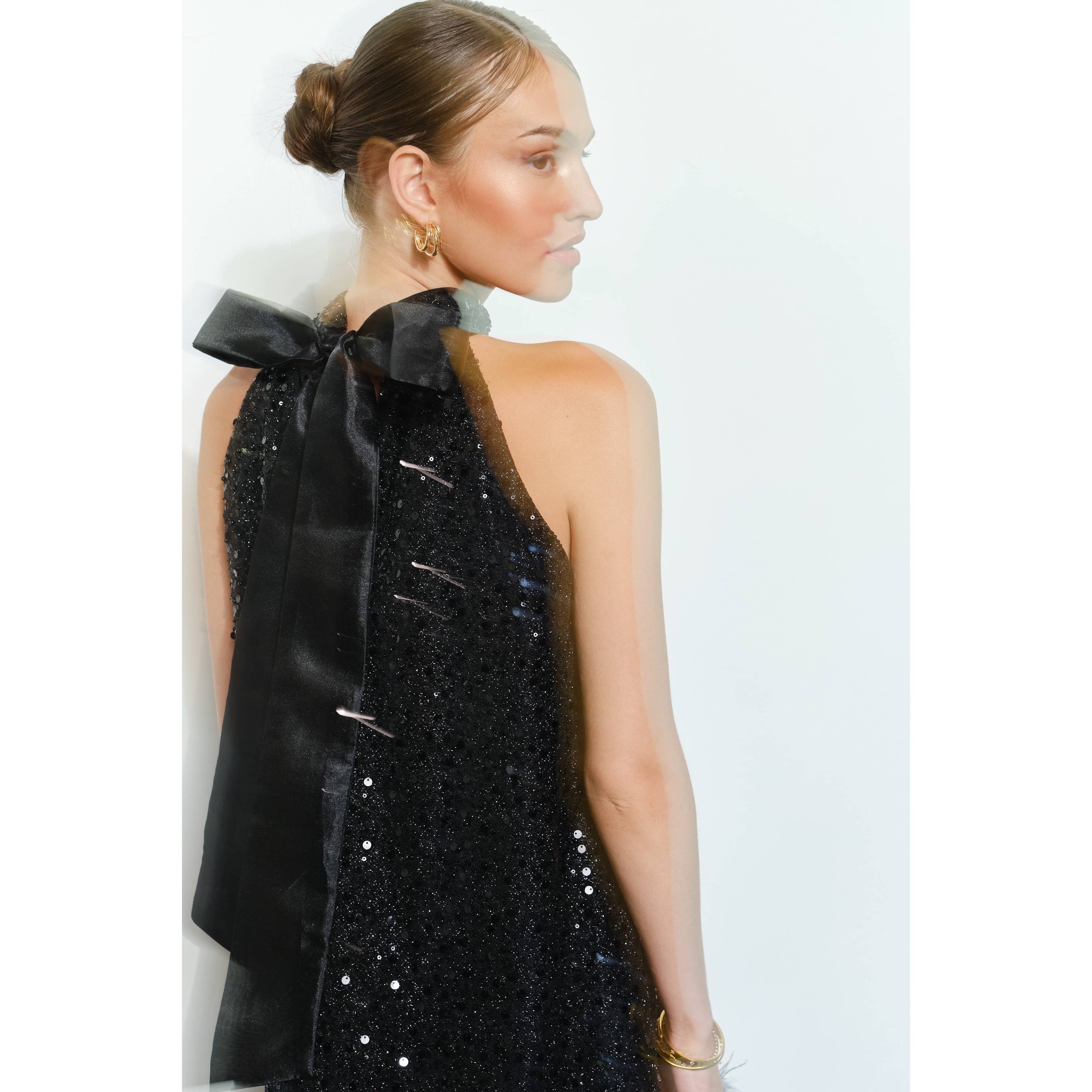 INA – Vestido - Mulher por atacado – Vestido Mini Halter com Laço nas Costas e Apliques de Lantejoulas e Penas7