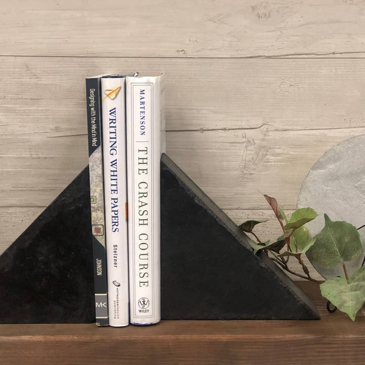 Sujetalibros de hormigón negro decorativos con forma triangular únicos hechos a mano (juego de 2) para venta al por mayor de Concrete Resurrection Studios