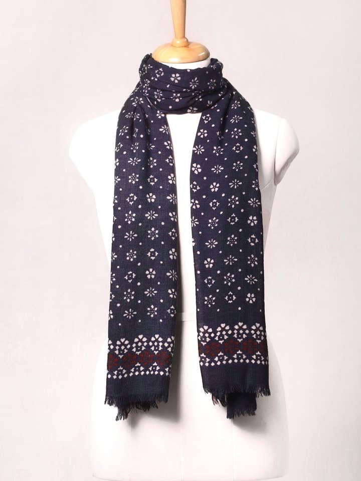 Indigo Bloom Print Wollschal - Marineblau | SVEŽElife für den Großhandel von SVEZElife
