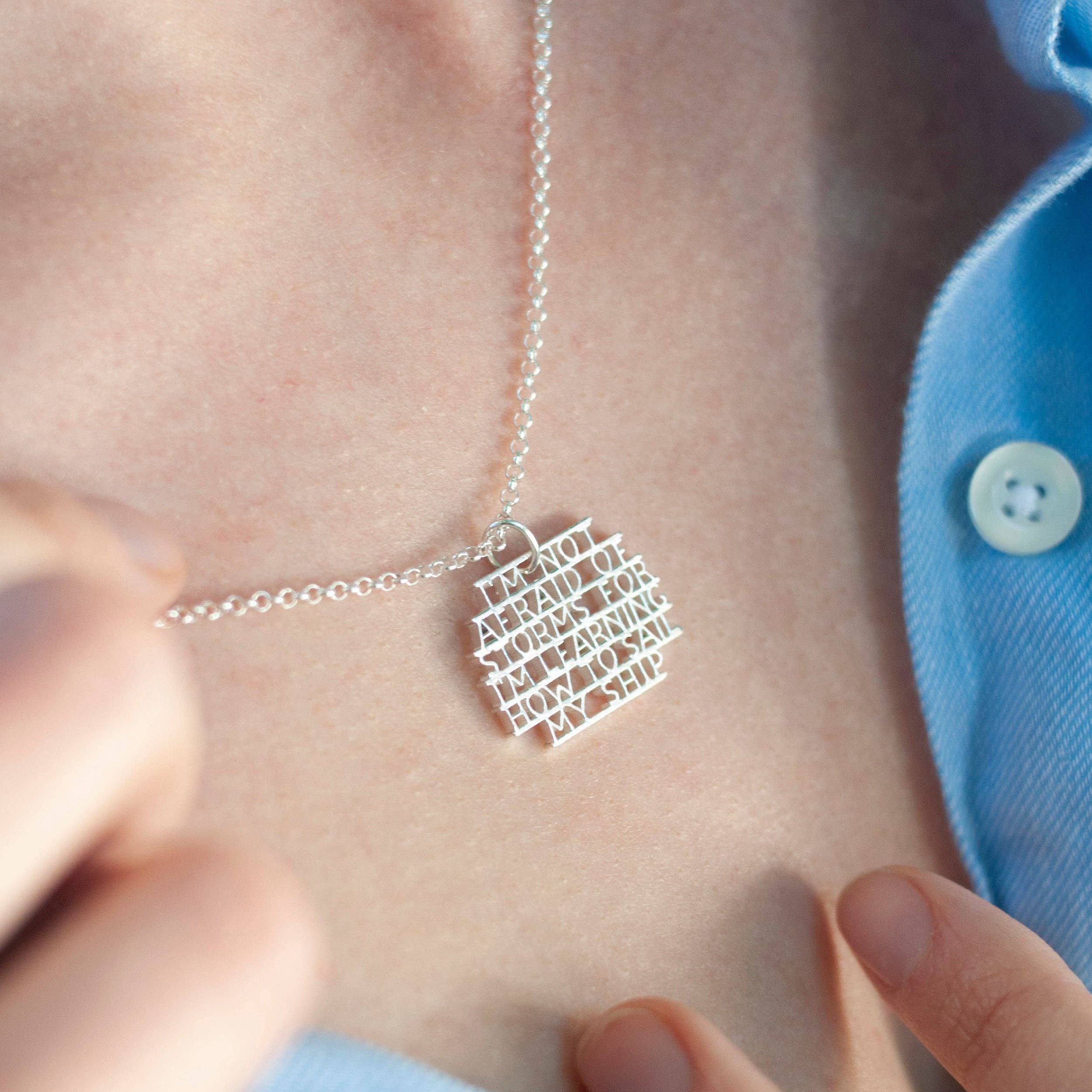 Ordbord – wholesale Hänge-/berlockhalsband – Sterling Silver Louisa May Alcott Citat Hängsmycke Halsband1