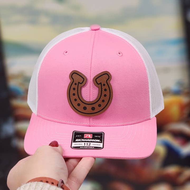 Rosa Mesh-Snapback mit braunem Hufeisen-Patch, Richardson 112 für den Großhandel von Knot Creatives