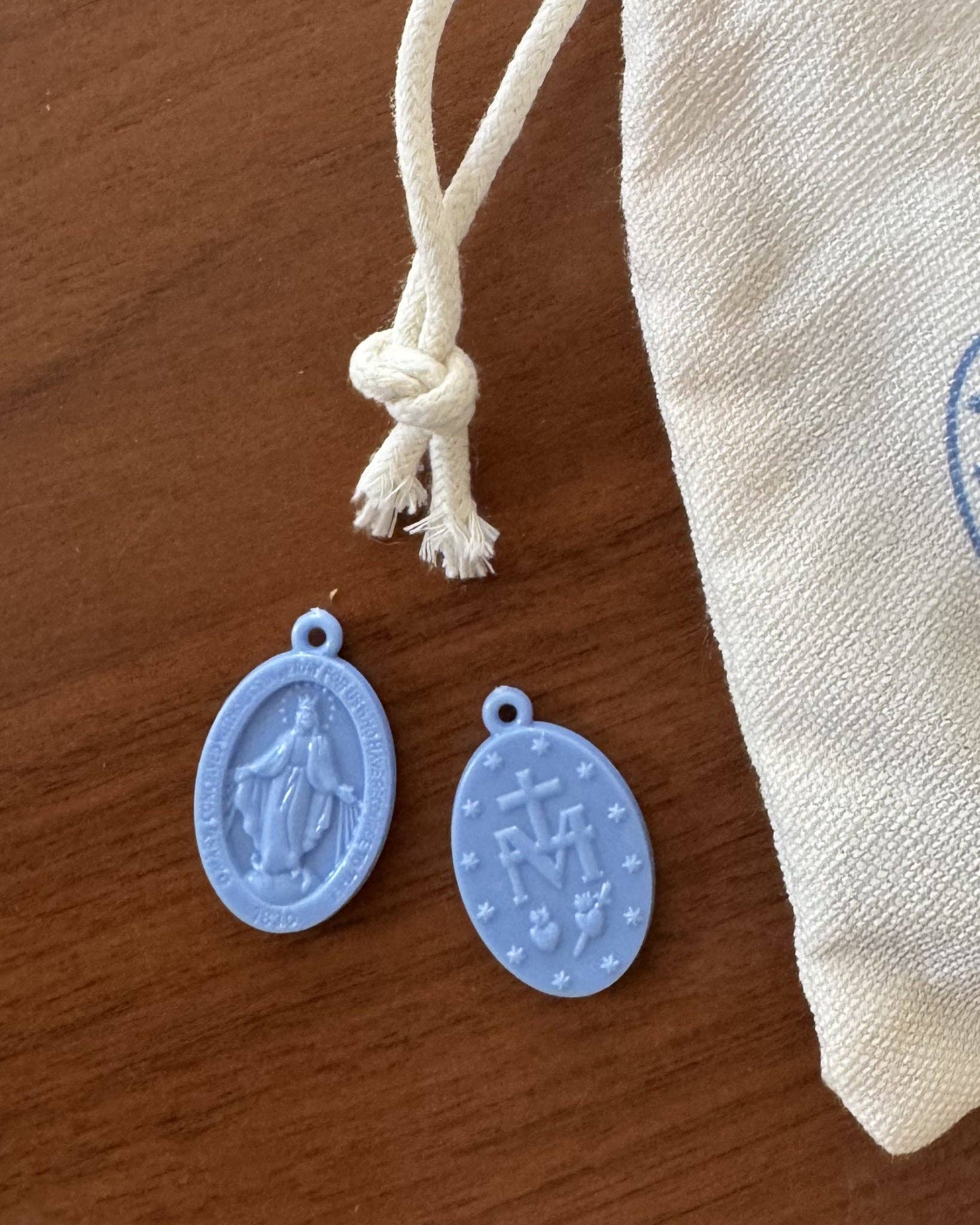 Be A Heart - Wholesale Keepsake Coin/Token - Be A Heart Plastic Miraculous Medals - Pack of 251