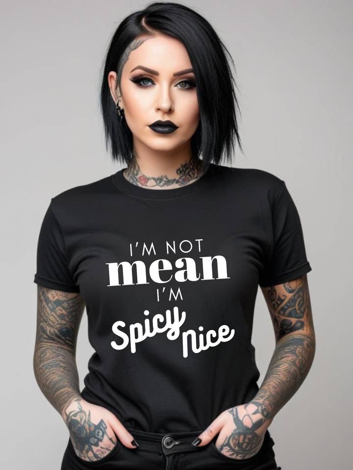 Ich bin nicht BÖSE, ich bin WÜRZIG nett Lustiges T-Shirt Baumwolle Unisex für den Großhandel von Brick Shirt House