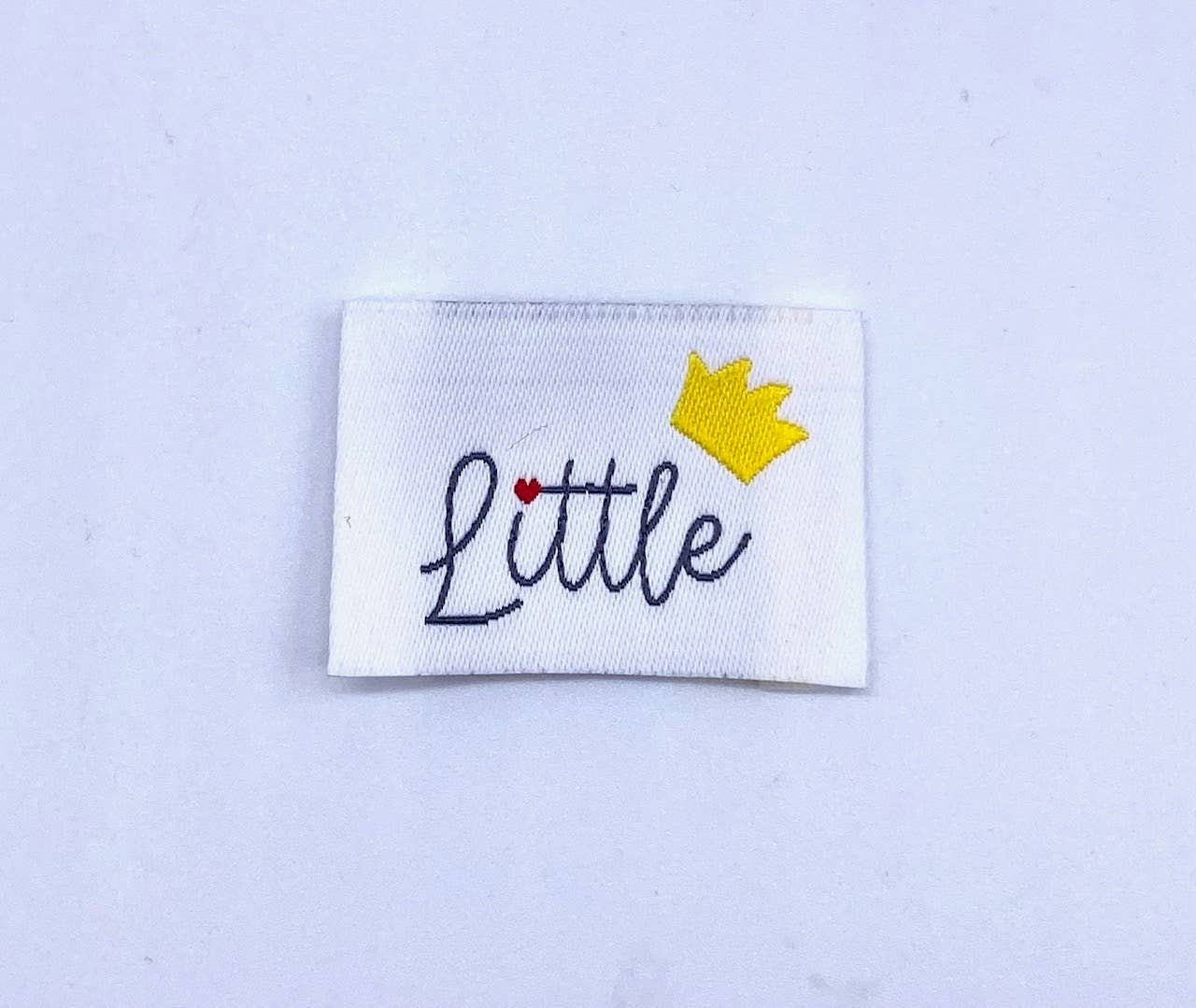 L’Étiquette Home Couture – wholesale Sömnadskit – Påsydd vävd etikett "LITTLE" vit2