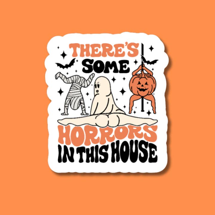 Er zitten wat verschrikkingen in dit huis Sticker, Halloween-cadeaus voor wholesale door The Vinyl Rose