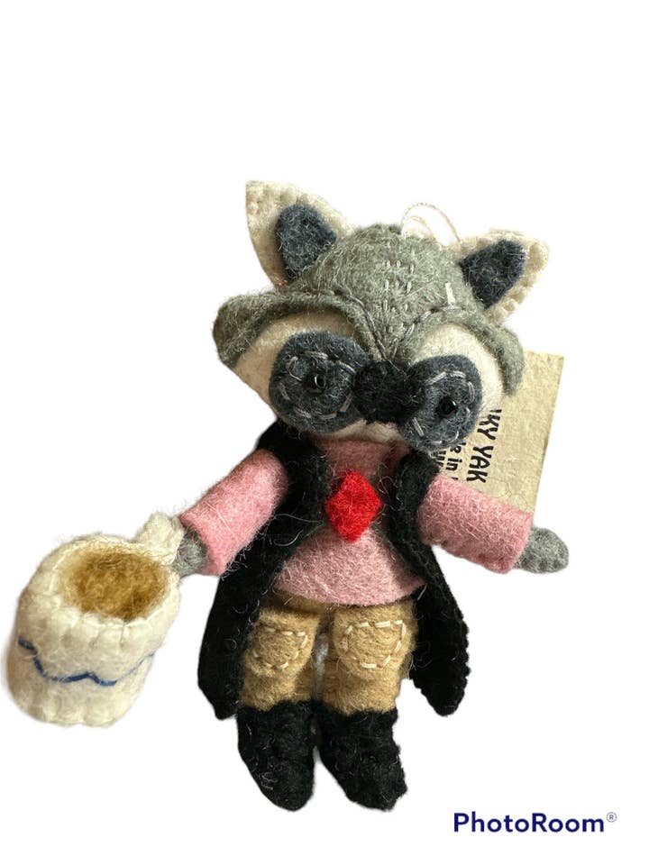 Håndlavet vaskebjørn med tekop dekoration til enhver lejlighed for engroshandel hos Funky Yak Ltd