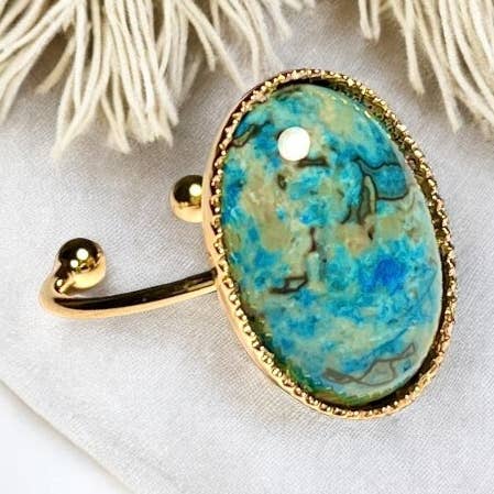 Anello in agata blu placcato in oro per la vendita all'ingrosso da parte di TOURMALYN