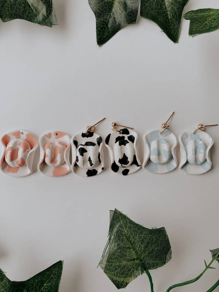 boucles d'oreilles chapeau de cowboy | boucles d'oreilles en argile | chapeau de cowboy | boucles d'oreilles chapeau de cowboy | boucles d'oreilles western | boucles d'oreilles chapeau de cow-girl | chapeau de cow-girl | pour la vente par Retro Made