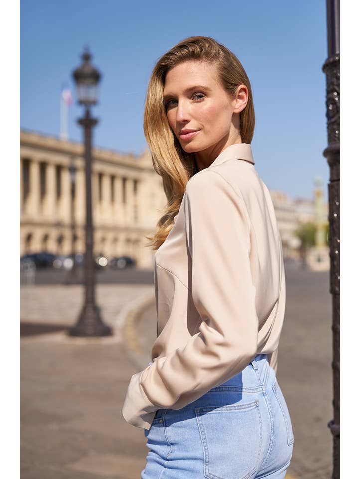 Attentif Paris - Wholesale Buttoned-down shirt – Women's - Satin shirt with classic notched collar100