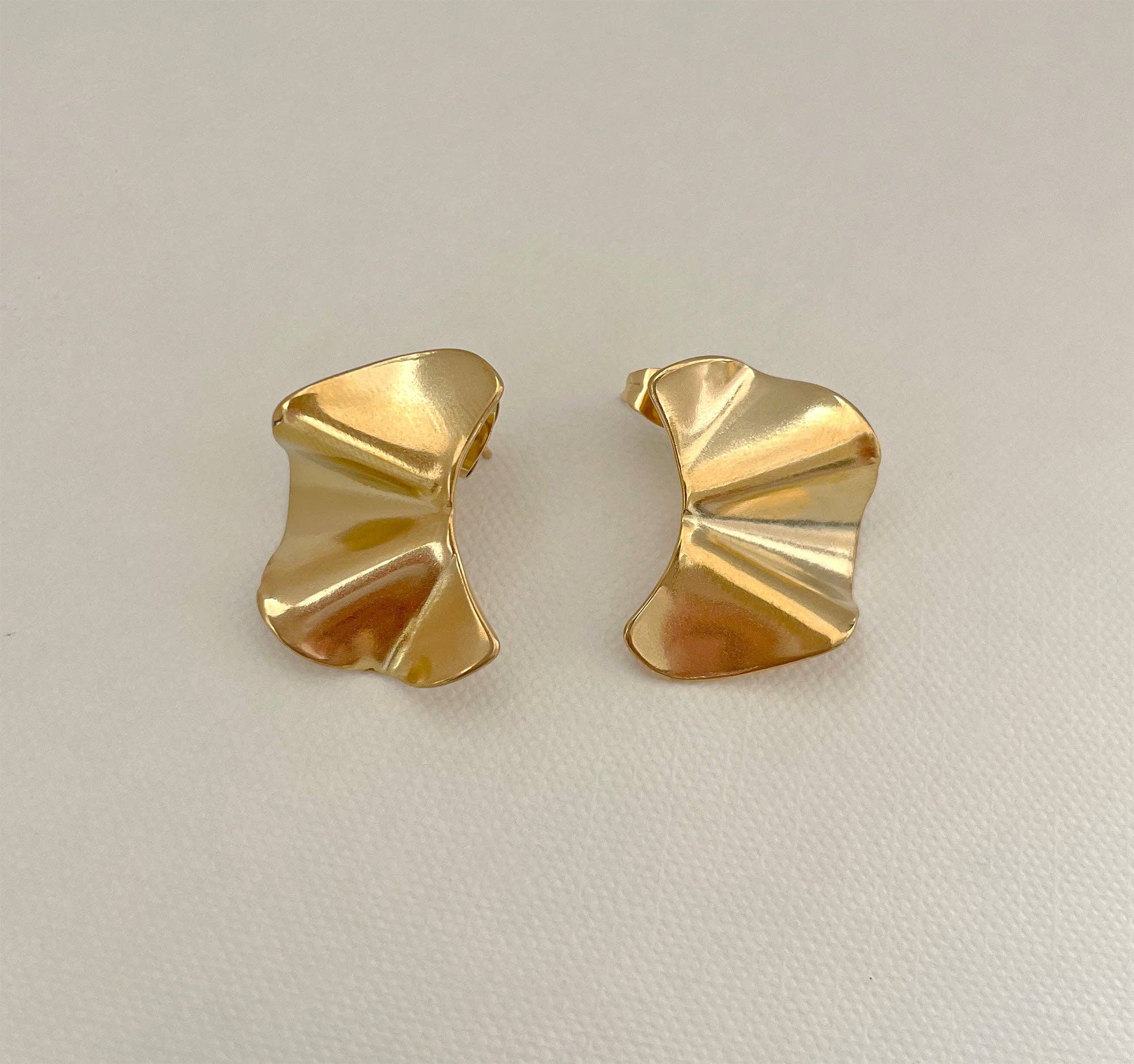 MAI DESIREE – Brincos de pino por atacado – BRINCO ONDULADO EM OURO JACQUELINE