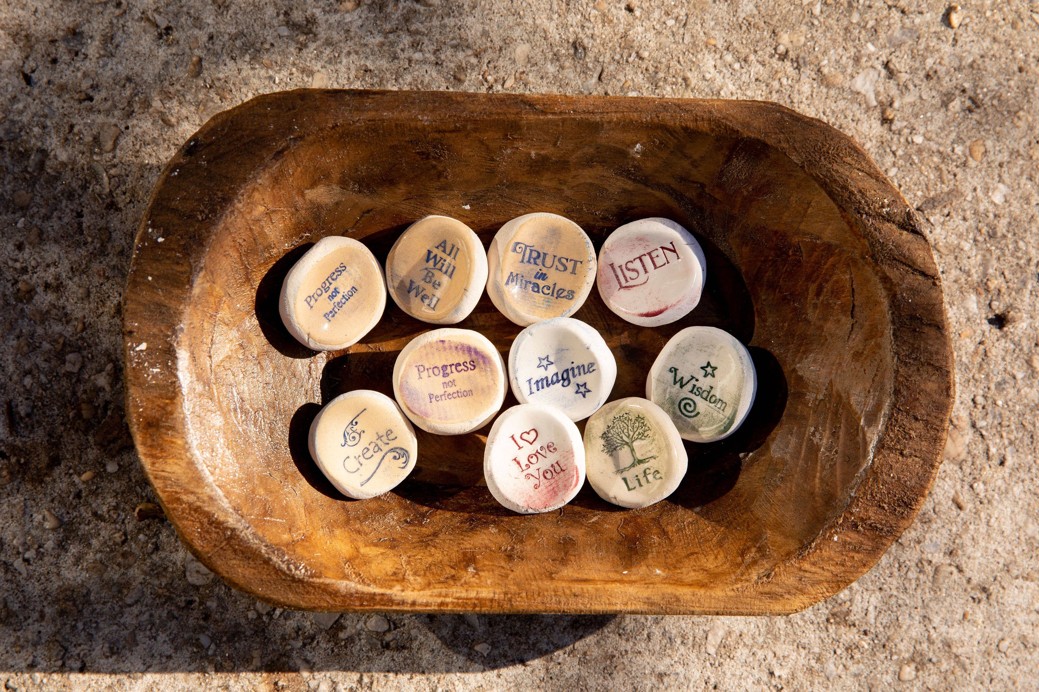 SHOPGIVECOURAGE – Großhandel Spiritueller Stein/Kristall – Aufsteller mit Wortsteinen aus Keramik (75 sortiert) in einer kleinen Teigschüssel1