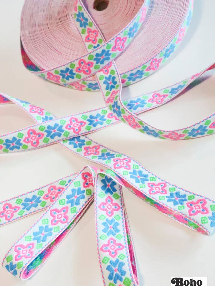 Rouleau de 50 yards - Geo Axis, Rose/Bleu/Vert sur Blanc. Galon Jacquard Vintage Tissé, 1,0625" TRIM-037 pour la vente par Boho Fabrics