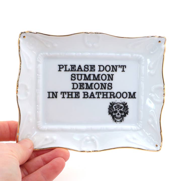 Porseleinen dienblad met gouden rand, Alsjeblieft, Roep Geen Demonen Op ... voor wholesale door Lenny Mud