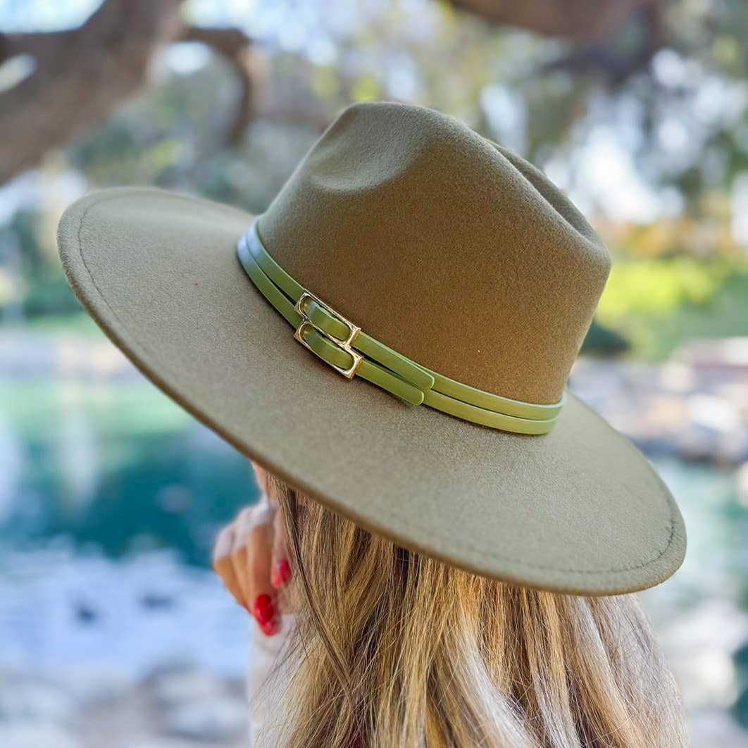 Olive Fedora raffiné en olive avec garniture à double boucle en similicuir en vente sur Faire1