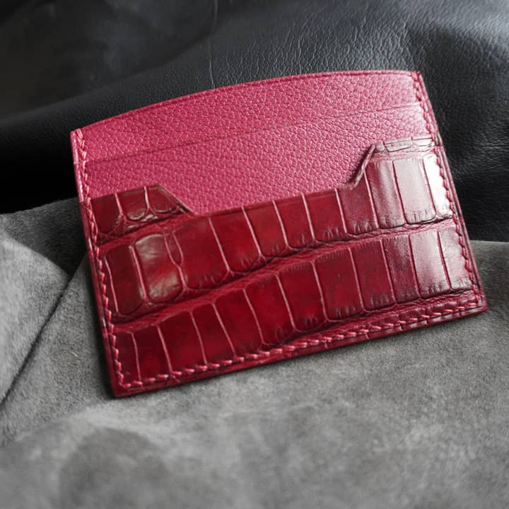 Porte-cartes en cuir d’alligator pour la vente par Ak Yol Atelier