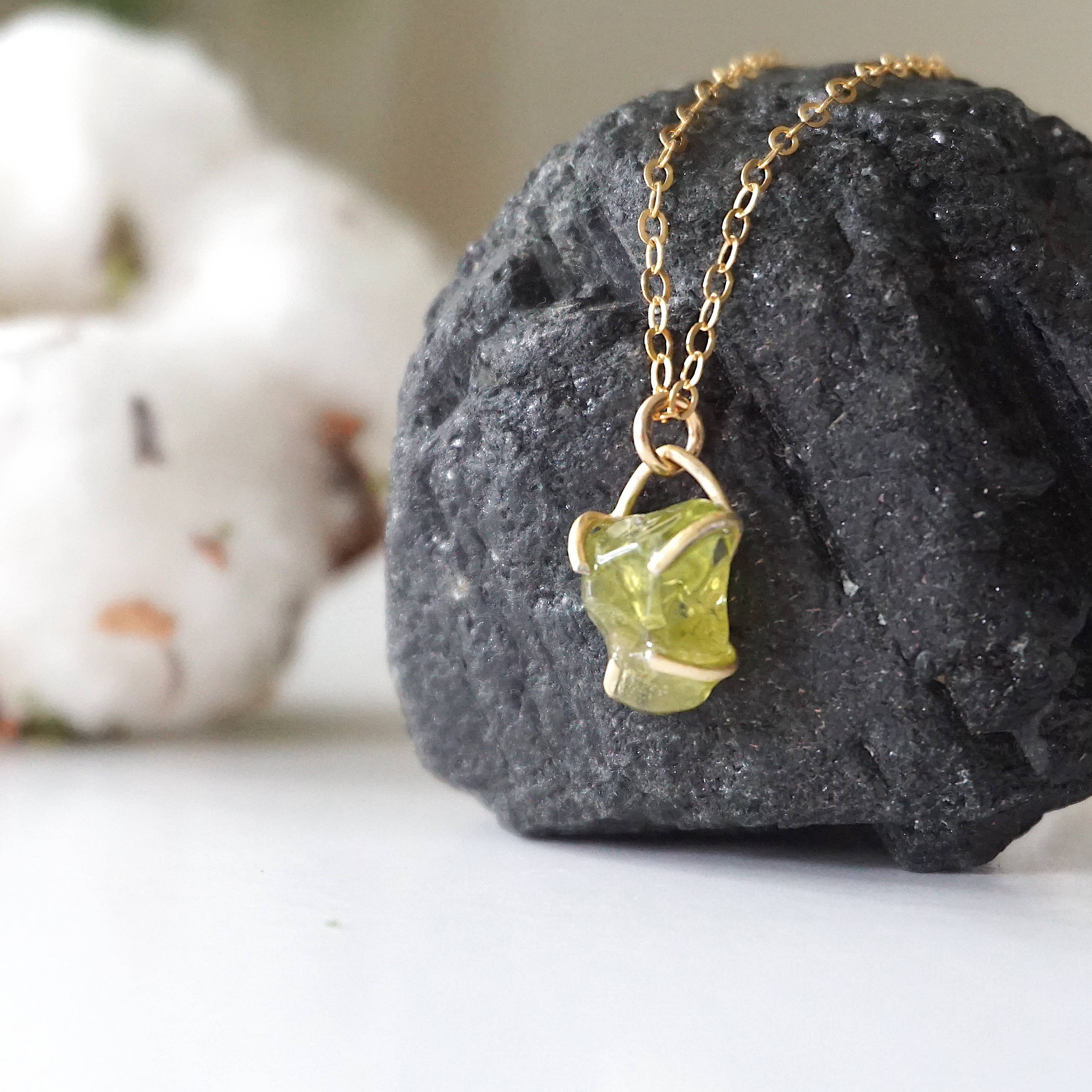 Raw Stone Elegance – wholesale Hänge-/berlockhalsband – Rå grön Peridot Crystal Charm Halsband, August Birthstone0