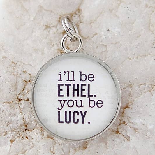 Breloque ronde Ethel et Lucy pour la vente par Jennifer Dahl Designs LLC