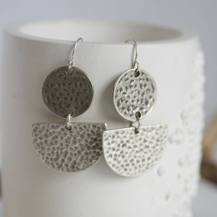 Große gehämmerte Mond-Ohrringe | Versilbert für den Großhandel von Kaiko Studio