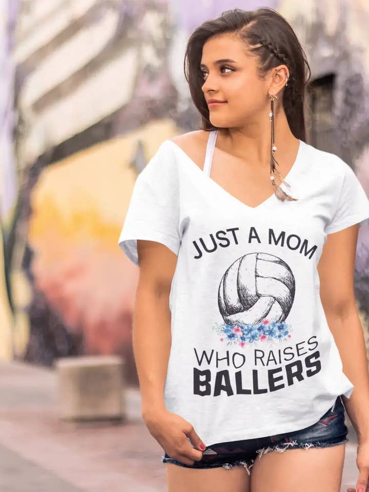 T-shirt à col en V ULTRABASIC pour femmes Just a Mom Who Raises Ballers - Funny Quote pour la vente par ULTRABASIC