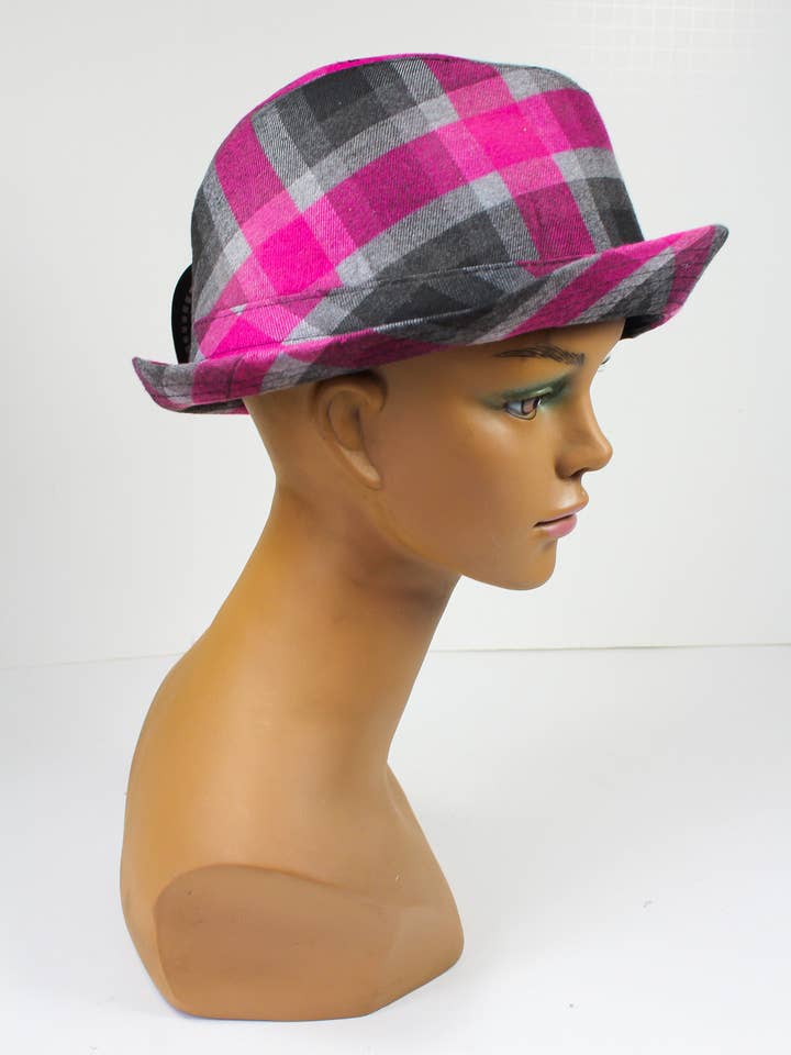 Fedora à carreaux gris et rose pour la vente par Mardi Gras Creations
