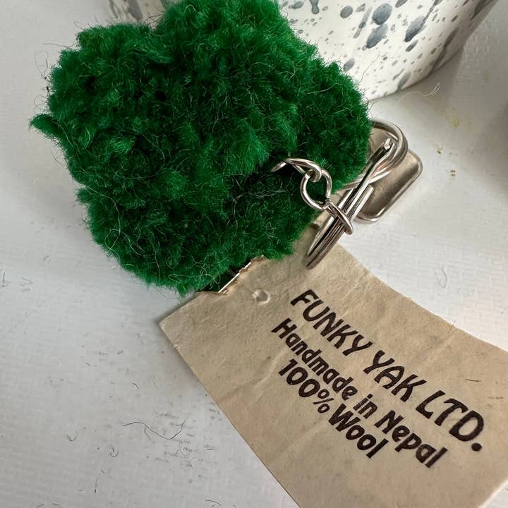 Funky Yak Ltd – Großhandel Schlüsselanhänger – Kinder – Handgefertigte Filz-Gemüse-Schlüsselanhänger: Brokkoli, Kürbis und mehr5