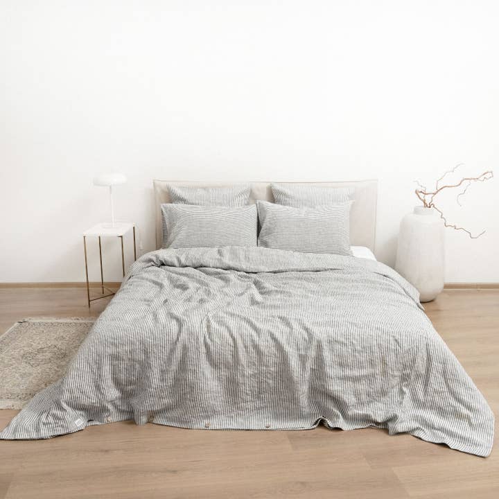 Sängset i linne med tunna svarta ränder för wholesale av Linen Tales (We cover U.S. import duties)